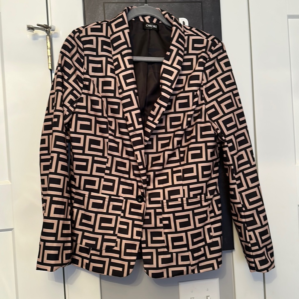 CHIC ME SET LARGE. Oversized medium would work. Blazer & pants.